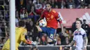 Bek Spanyol, Sergio Ramos, berusaha membobol gawang Norwegia pada laga Kualifikasi Piala Eropa 2020 di Stadion Mestalla, Valencia, Sabtu (23/3). Spanyol menang 2-1 atas Norwegia. (AFP/Jose Jordan)