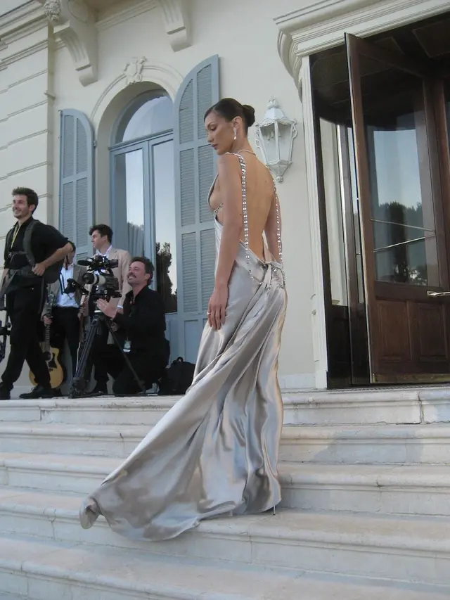 6 Gaya Bella Hadid Dibalut Backless Dress di Festival Film Cannes 2024, Makin Stunning usai Pensiun Jadi Model