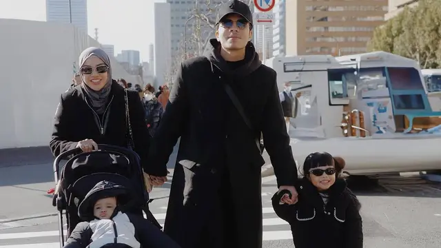 Potret Keseruan Aurel dan Atta Ajak Anak-Anak ke Jepang, Tampil dengan Outfit Serasi Setiap Saat (instagram/attahalilintar, instagram/aurelie.hermansyah)