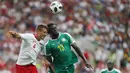 Bek Polandia, Thiago Cionek, duel udara dengan gelandang Senegal, Alfred Ndiaye, pada laga Piala Dunia di Stadion Spartak, Selasa (19/6/2018). Senegal menang 2-1 atas Polandia. (AP/Darko Vojinovic)