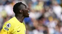 Gol terjadi akibat blunder yang dibuat kiper Chelsea Edouard mendy yang terlalu lama memainkan bola usai menerima backpass dari pemain bertahan. Bola pun mampu direbut Brenden Aaronson yang akhirnya dengan mudah menceploskan bola ke dalam gawang. (AFP/Paul Ellis)