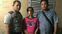 Istri yang bunuh suaminya ditangkap personel Polres Pelalawan. (Liputan6.com/istimewa/M Syukur)