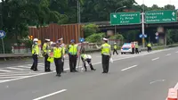 Olah TKP Kecelakaan di Tol Cawang (Liputan6.com/ Nanda Perdana Putra)
