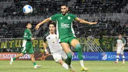 Pemain PSMS Medan, Angelo Meneses (kanan), berduel memperebutkan bola dengan gelandang Persebaya Surabaya, Francisco Rivera (kiri), pada laga kedua Grup B Piala Presiden 2026 di Stadion Gelora Bung Tomo, Surabaya, Jawa Timur, Rabu (29/7/2026). Duel sengit kedua tim berlangsung sepanjang pertandingan, namun Persebaya akhirnya menang tipis 1-0 melalui gol Yuran Fernandes sekaligus memastikan langkah ke babak semifinal. (Bola.com/Wahyu Pratama)
