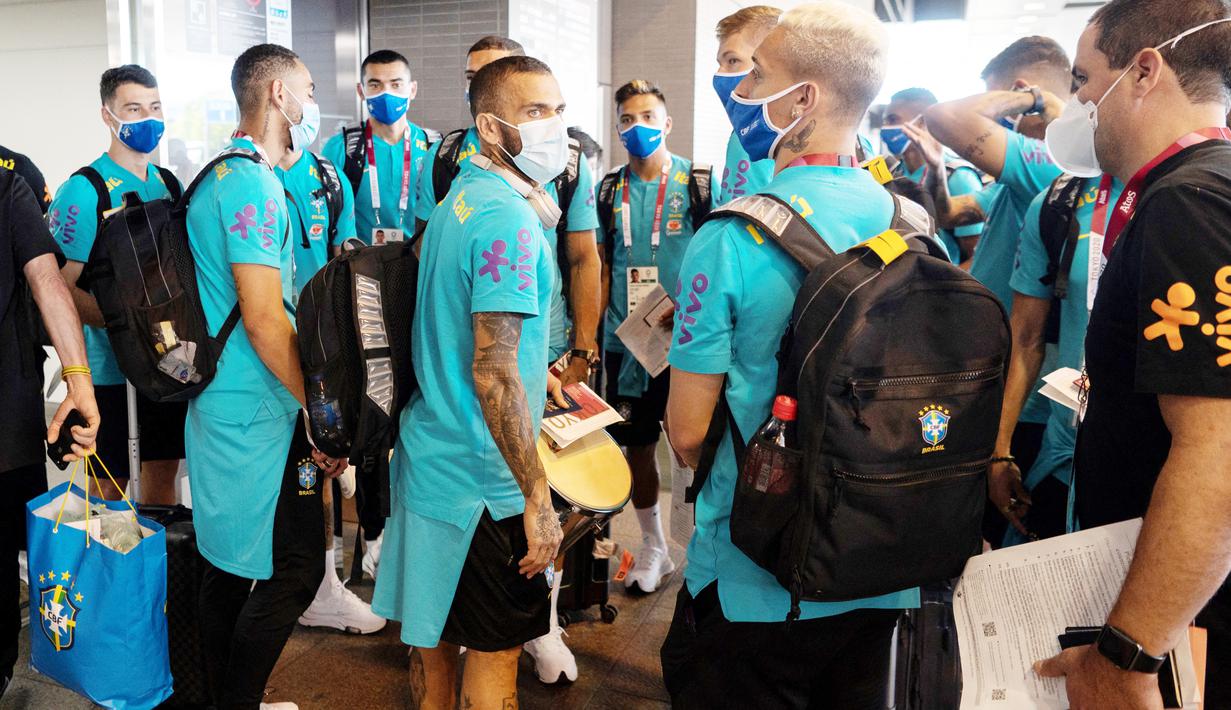 Timnas Sepak bola putra Brasil membawa 22 pemain, termasuk bek senior Dani Alves. (Foto:AFP/Charly Triballeau)