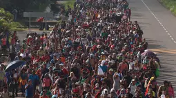 Rombongan imigran Honduras berjalan menuju Amerika Serikat di Ciudad Hidalgo, Meksiko, 21 Oktober 2018. Imigran menuju AS karena banyak kelompok yang menguasai wilayah mereka dan kerap melakukan kekerasan secara brutal. (AP Photo/Moises Castillo)