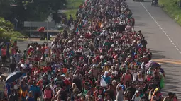 Rombongan imigran Honduras berjalan menuju Amerika Serikat di Ciudad Hidalgo, Meksiko, 21 Oktober 2018. Imigran menuju AS karena banyak kelompok yang menguasai wilayah mereka dan kerap melakukan kekerasan secara brutal. (AP Photo/Moises Castillo)