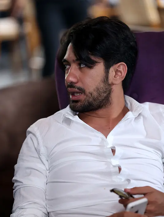 Dapat secara langsung bertemu sang idola dan terlibat di video klip Shanty menjadi kesenangan tersendiri bagi pemilik nama Reza Rahadian Matulessy ini. (Andy Masela/Bintang.com)