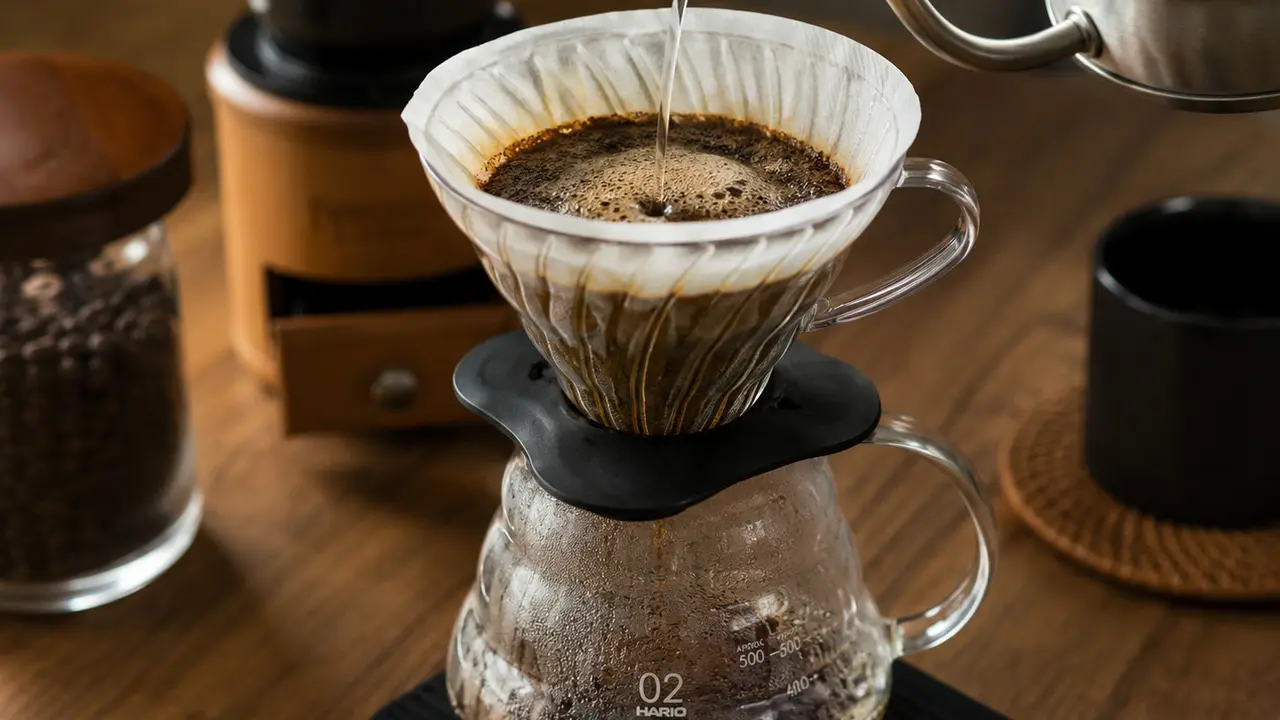 Ilustrasi Kopi V60 Manual Brew: ChatGPT
