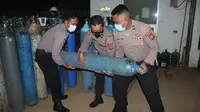 Polisi di Gresik mengawal pengiriman tabung oksigen. (Dian Kurniawan/Liputan6.com)