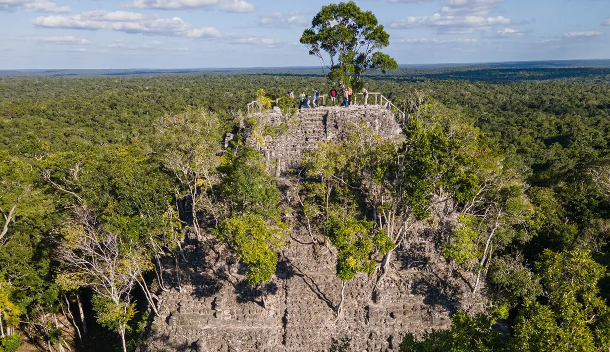 <p>Pemandangan udara areal Piramida La Danta di situs arkeologi El Mirador, San Adres, Guatemala, 17 Januari 2023. Salah satu piramida terbesar di dunia tersebut ditemukan di antara hutan yang luas Guatemala berkat bantuan teknologi. (Carlos ALONZO/AFP)</p>