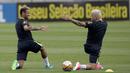 Striker Brasil, Neymar bersama Dani Alves, saat mengikuti sesi latihan jelang laga Kualifikasi Piala Dunia di  Teresopolis, Barsil, Selasa (3/10/2017). Brasil akan berhadapan dengan Bolivia. (AP/Silvia Izquierdo)