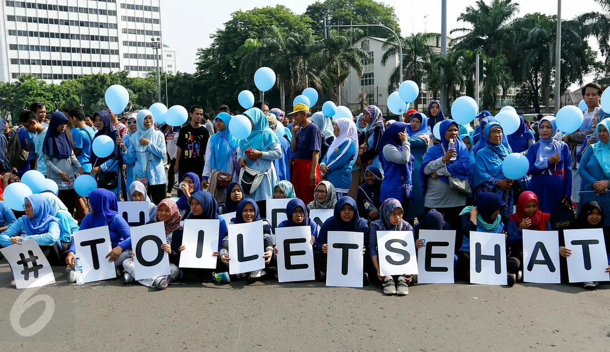 Puluhan warga sosialisasikan 'Toilet Sehat' saat Car Free Day (CFD) di Bundaran HI, Jakarta, Minggu (15/11/2015). Dalam acara tersebut tampil sebuah maskot berbentuk kotoran manusia yang membuat suasana semakin seru. (Liputan6.com/Yoppy Renato)