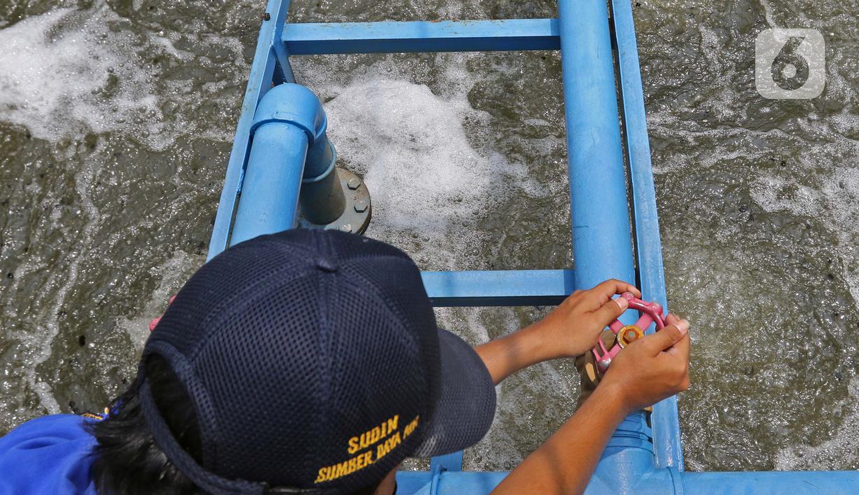 Petugas melakukan pengontrolan di pengolahan air limbah di Jagakarsa, Jakarta, Kamis (19/11/2020). Dinas Sumber Daya Air DKI Jakarta menyiapkan Sistem Pengelolaan Air Limbah Domestik Terpusat (SPALD-T) skala perkotaan dan permukiman. (Liputan6.com/Herman Zakharia)
