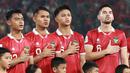 Pemain Timnas Indonesia, Hokky Caraka (kedua kanan) menyanyikan lagu Indonesia Raya saat laga Kualifikasi Piala Dunia 2026 zona Asia melawan Brunei di Stadion Utama Gelora Bung Karno (SUGBK), Senayan, Jakarta, Kamis (12/10/2023). Laga tersebut dimenangkan oleh Timnas Indonesia dengan skor 6-0. (Bola.com/M Iqbal Ichsan)