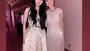 Di event tersebut, Jisoo BLACKPINK berfoto dengan Natalie Portman yang kenakan gaun semi transparan [@sooyaaa__]