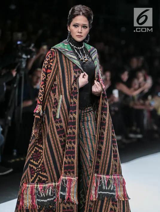 Penyanyi Maia Estianty berjalan di 'catwalk' mengenakan busana rancangan Anne Avantie yang bertajuk Badai Pasti Berlalu pada perhelatan Jakarta Fashion Week 2019 di Senayan City, Jakarta, Selasa (23/10). (Liputan6.com/Faizal Fanani)