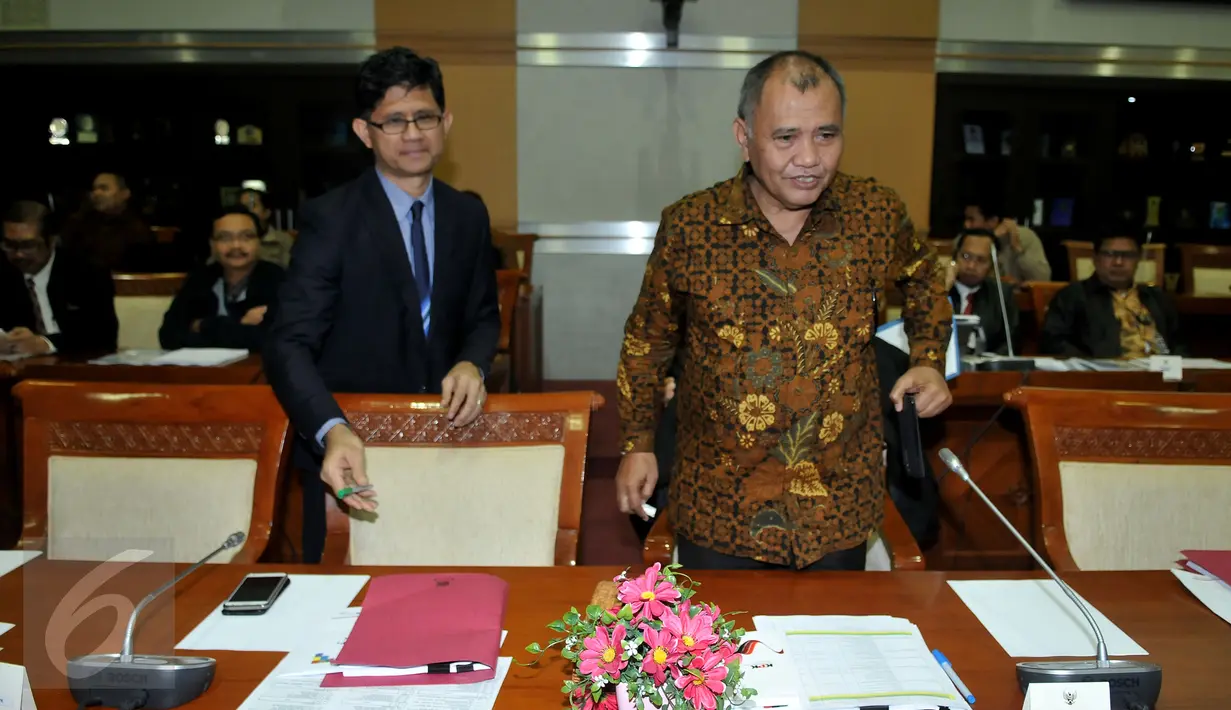 Ketua KPK Agus Rahardjo (kanan) dan Wakil Ketua KPK Laode M Syarif saat tiba untuk menghadiri Rapat Dengar Pendapat (RDP)  bersama Komisi III DPR RI di Gedung Nusantara II, Komplek Parlemen Senayan, Jakarta, Selasa (14/6). (Liputan6.com/Johan Tallo)