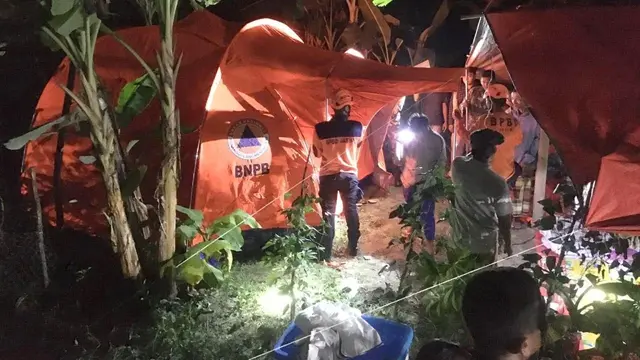 Para pengungsi gempa Bawean di tampung di tenda darurat. (Istimewa)