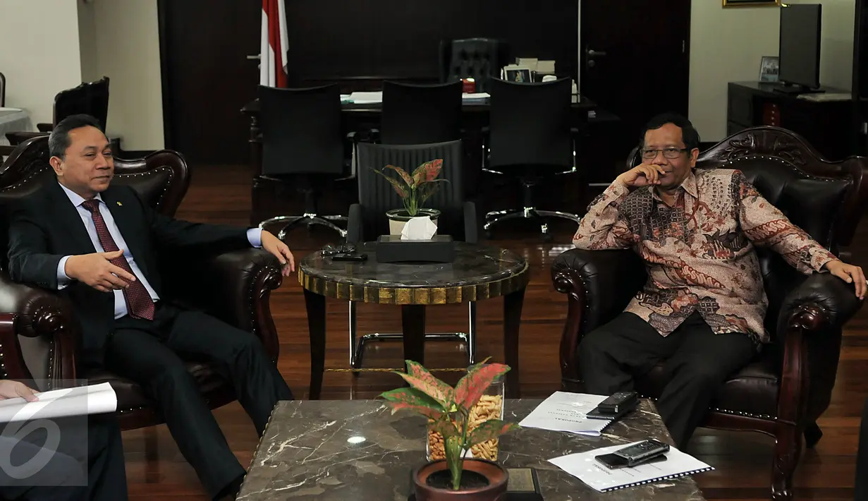 Ketua MPR Zulkifli Hasan (kiri) menerima kunjungan Mahfud MD selaku perwakilan Asosiasi Pengajar HTN dan HAN di Jakarta, Selasa (13/10). Pertemuan itu membahas rencana munas yang akan diadakan Asosiasi Pengajar HTN dan HAN. (Liputan6.com/Johan Tallo)