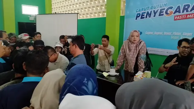 Para relawan nampak menyemut mengelilingi Dudung Sudiana (berkacamata), setelah pengumuman pengunduran diri dalam pencalonan Pilkada Garut 2024. (Liputan6.com/Jayadi Supriadin)