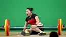 Atlet angkat besi Indonesia Dewi Safitri gagal mengangkat besi 108 Kg saat berlaga di cabang angkat besi kelas 53 kilogram wanita Olimpiade Rio 2016, Brazil, Minggu (7/8). (REUTERS)  