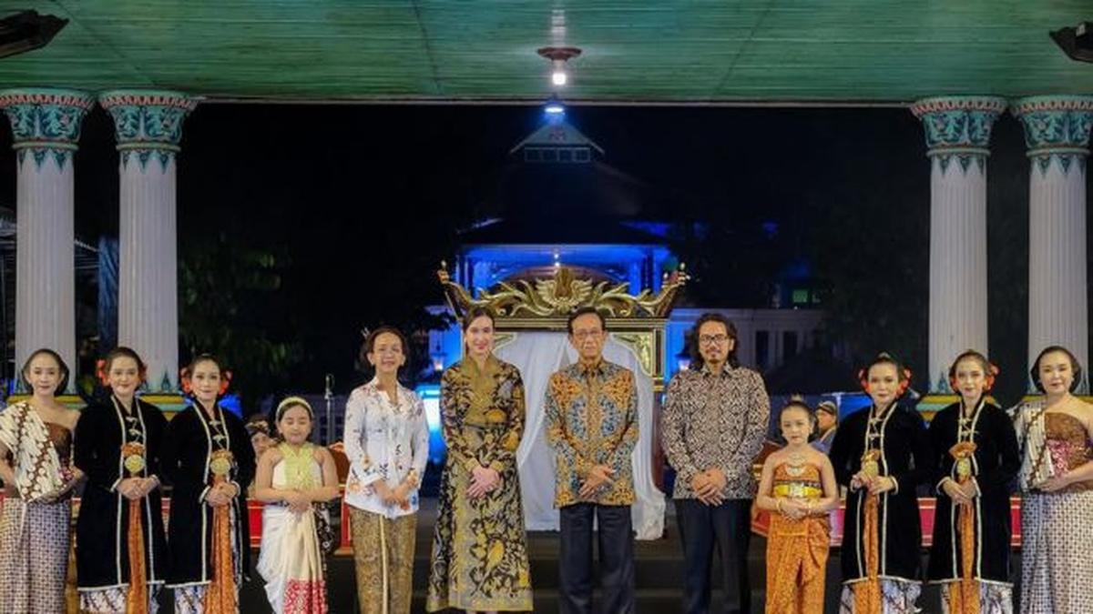 5 Potret Sri Sultan HB X Bersama Menpar Widiyanti Putri Tutup Pameran Akhir Tahun Keraton Yogyakarta 'PARAMA ISWARI'