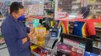Anggota Komisi B DPRD Jember Membeli langsung Minyak Goreng di Toko Ritel Berjaringan, Untuk Memastikan Ketersedian Minyak Goreng dan Harganya. (Hermawan Arifianto/Liputan6.com)
