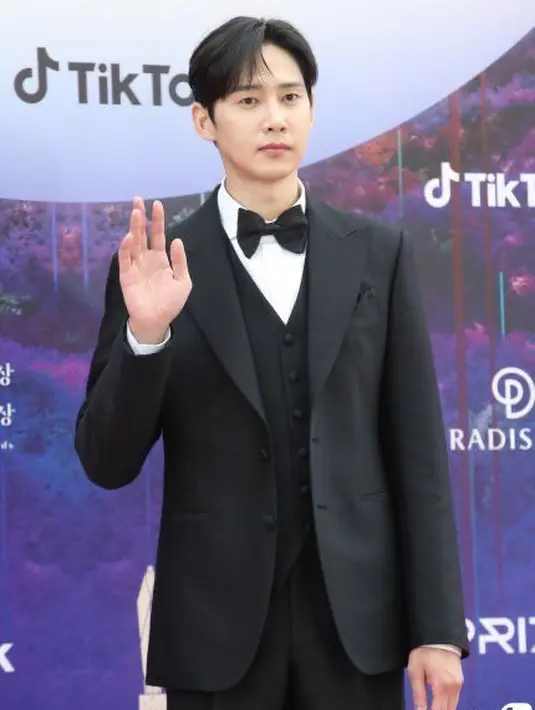 Park Sung Hoon yang tewas secara tragis dikubur pada adonan semen di The Glory menunjukkan pesonanya dalam balutan tuxedo hitam. [Foto: Twitter/infodrakor_id].