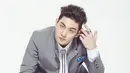 Tak hanya punya wajah yang tampan dan tegas, Baekho NUEST juga punya bahu lebar dan dada bidang. (Foto: asianjunkie.com)