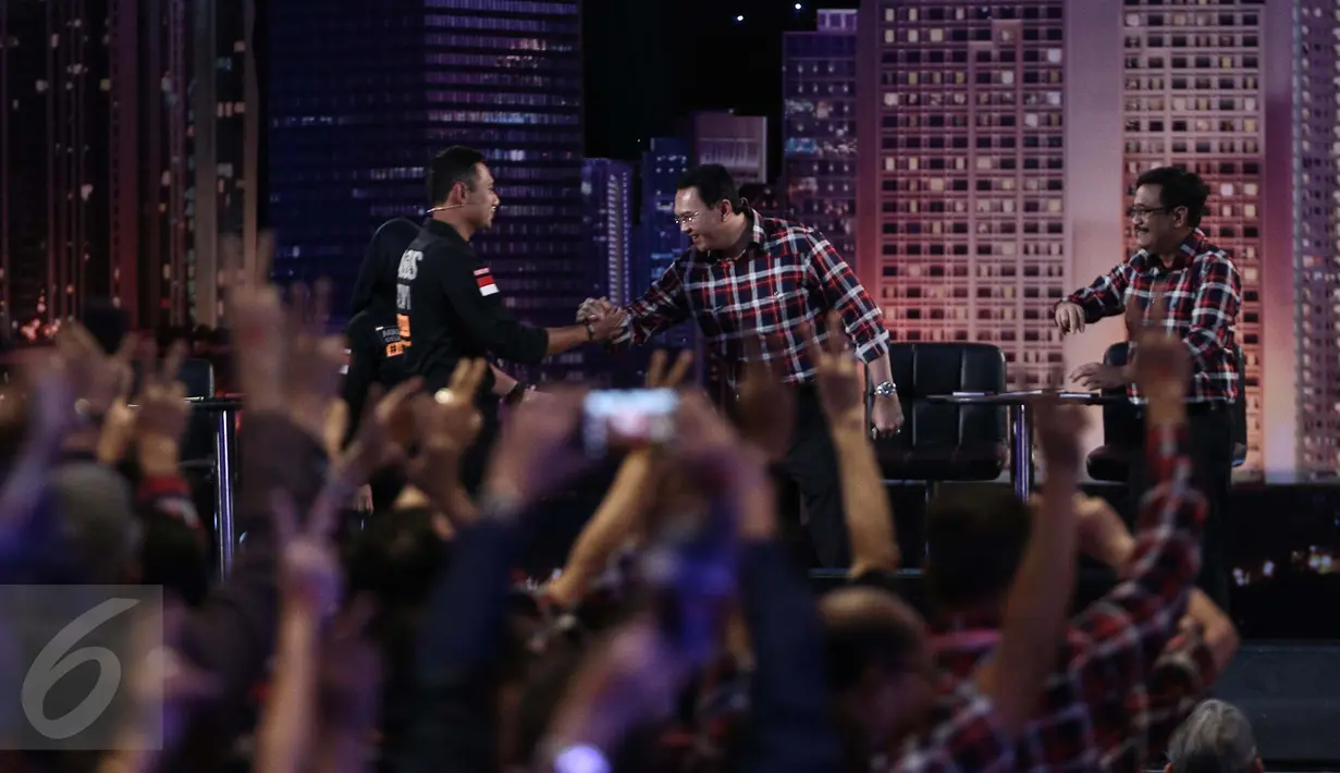 Pasangan Agus Harimurti Yudhoyono-Sylviana, berjabat tangan dengan Basuki T Purnama-Djarot Saiful Hidayat, dan nomor 3 Anies Baswedan-Sandiaga Uno berdoa sebelum debat perdana Cagub DKI-Jakarta, Jumat (13/1). (Liputan6.com/Faizal Fanani)