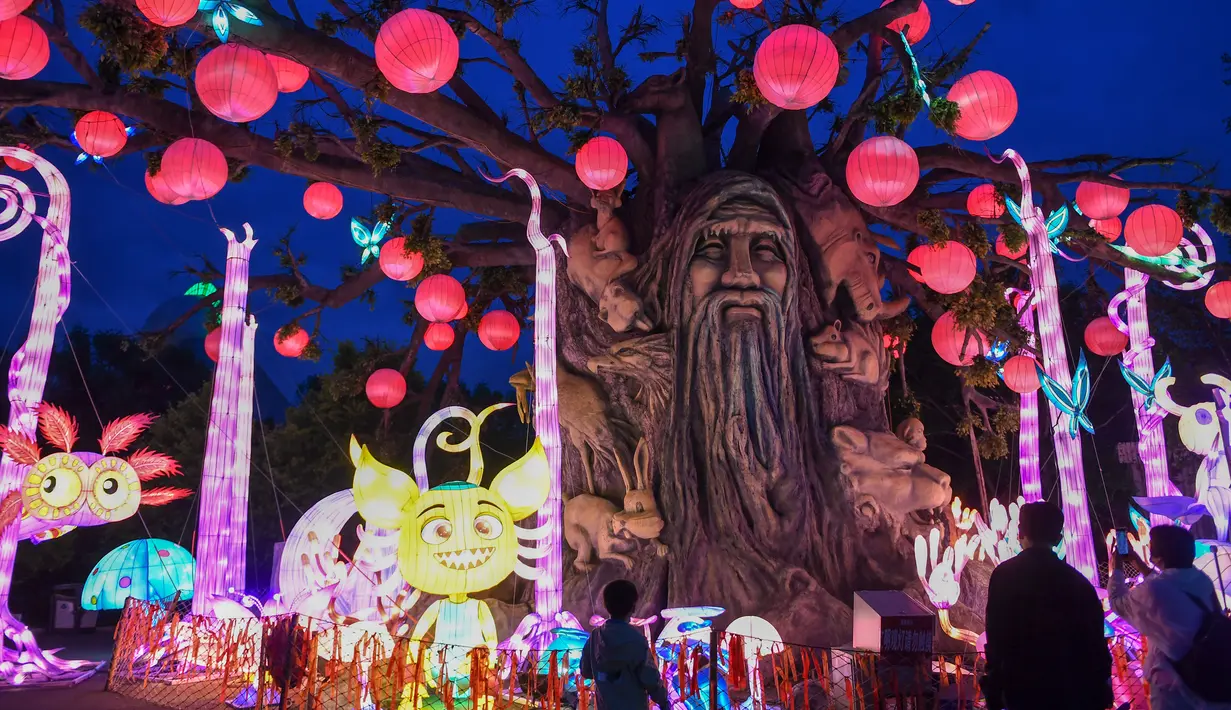 Orang-orang menikmati pameran lentera yang diadakan di Changying Century City di Changchun, ibu kota Provinsi Jilin, China timur laut (26/6/2020). Lentera warna-warni dinyalakan di Changying Century City selama hari libur Festival Perahu Naga. (Xinhua/Zhang Nan)