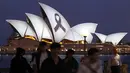 Sydney Opera House menyalakan layarnya untuk menghormati para korban Bondi Junction saat warga Australia berkabung atas tragedi tersebut. (DAVID GRAY / AFP)