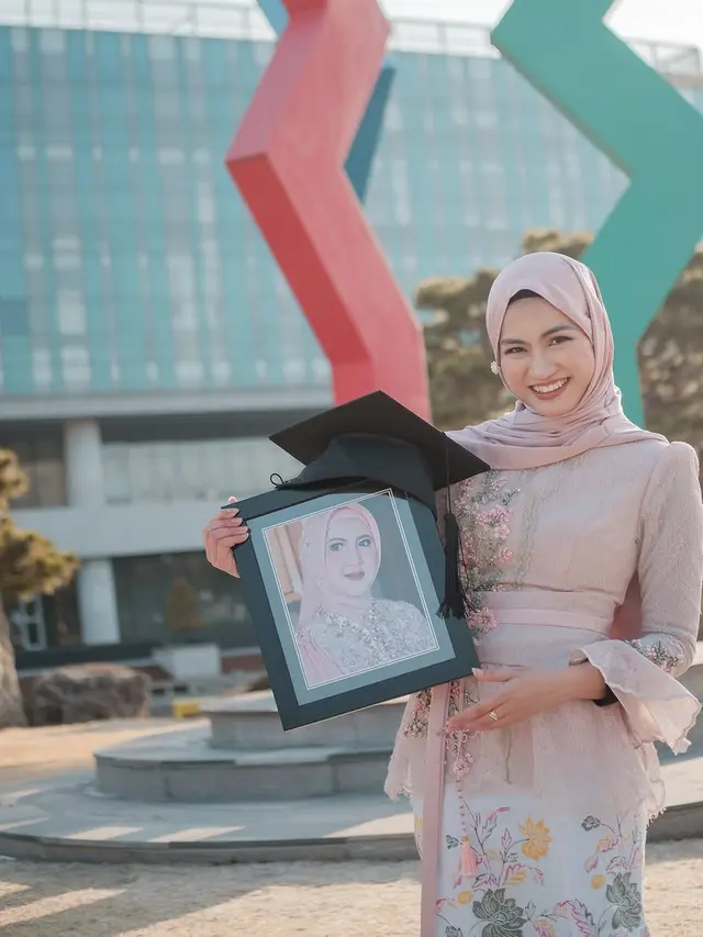 Potret Manis Xaviera Putri Wisuda dengan Kebaya Organza Pink Pastel, Konsisten Pakai Hijab Meleyot