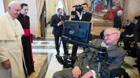 Foto pada tanggal 28 November 2016, Paus Fransiskus berbincang dengan Profesor Stephen Hawking di Vatikan. Ahli fisika teoretis, Stephen Hawking, meninggal dunia pada hari ini, Rabu (14/3/2018) dalam usia 76 tahun. (AFP Photo/Osservatore Romano)