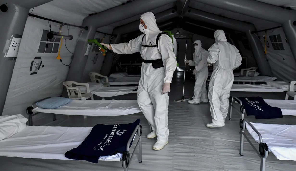 Petugas medis membersihkan rumah sakit lapangan darurat Samaritan's Purse di Cremona, Italia, Jumat, 20 Maret 2020. Rumah sakit lapangan ini dibangun untuk merawat pasien virus corona COVID-19 yang terus melonjak. (Claudio Furlan/LaPresse via AP)