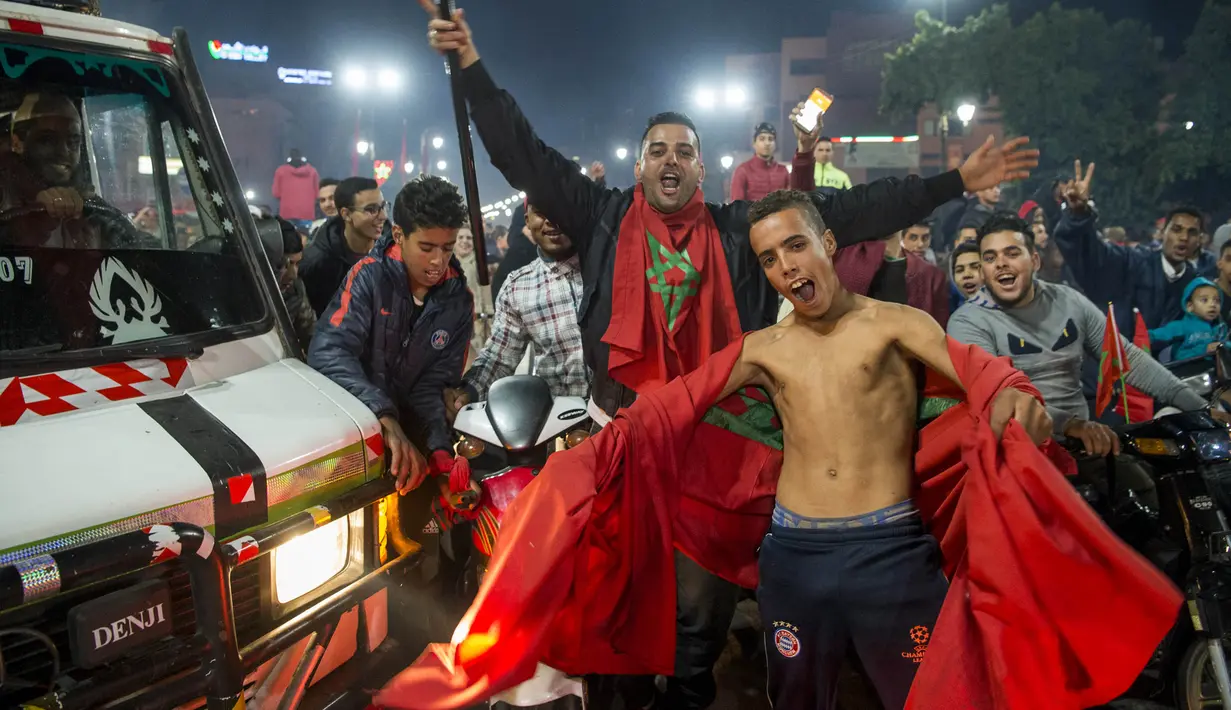 Warga Maroko berpesta merayakan keberhasilan negaranya lolos ke Piala Dunia 2018 di Rabat, Sabtu (11/11/2017). Maroko lolos setelah mengalahkan Pantai Gading 2-0 pada laga penentu. (AFP/Fadel Senna)