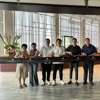 Dari sisi bar hingga elevated podium, setiap area menawarkan cara berbeda untuk menikmati suasana café. (Foto/Dok: fimela.com)