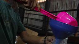 Pedagang memasukan minyak goreng curah ke plastik di Pasar Senen, Jakarta, Selasa (31/5/2022). Kementerian Perindustrian mencabut subsidi minyak goreng curah kepada pelaku usaha mulai Selasa (31/5/2022). (Liputan6.com/Herman Zakharia)