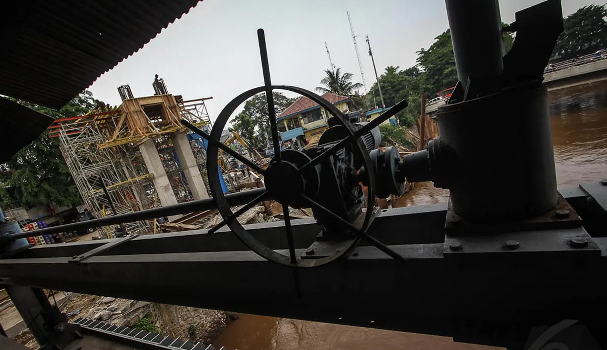 Proyek pembangunan pintu air Manggarai mulai digarap Juni 2013. Foto diambil Kamis (13/11/2014). (Liputan6.com/Faizal Fanani)