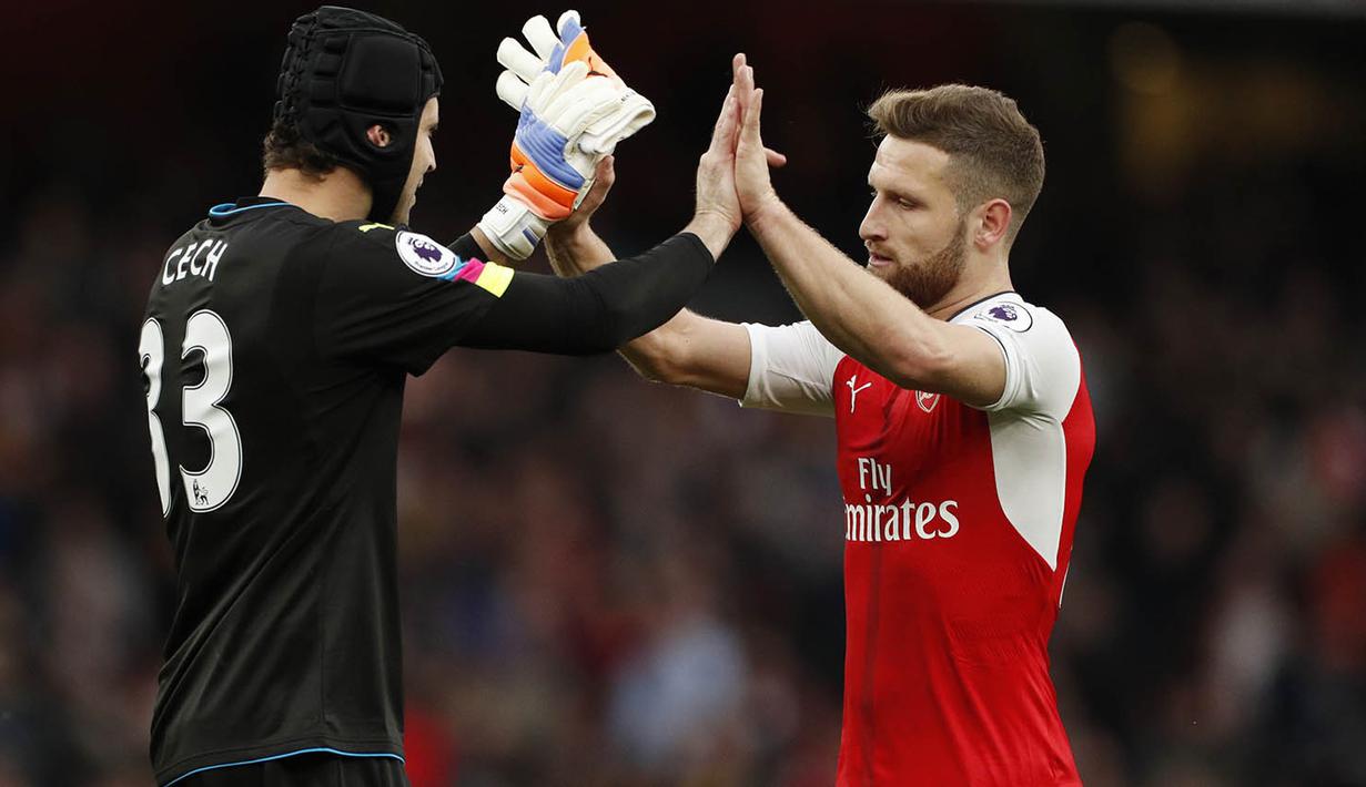 Pemain Arsenal, Petr Cech dan Shkodran Mustafi, merayakan keberhasilan menaklukkan Swansea pada laga Premier League di Stadion Emirates, London, Sabtu (15/10/2016). Arsenal menang 3-2 atas Swansea. (Reuters/John Sibley)