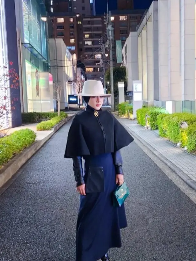 Inspirasi Padu Padan Atasan Hitam ala Syahrini