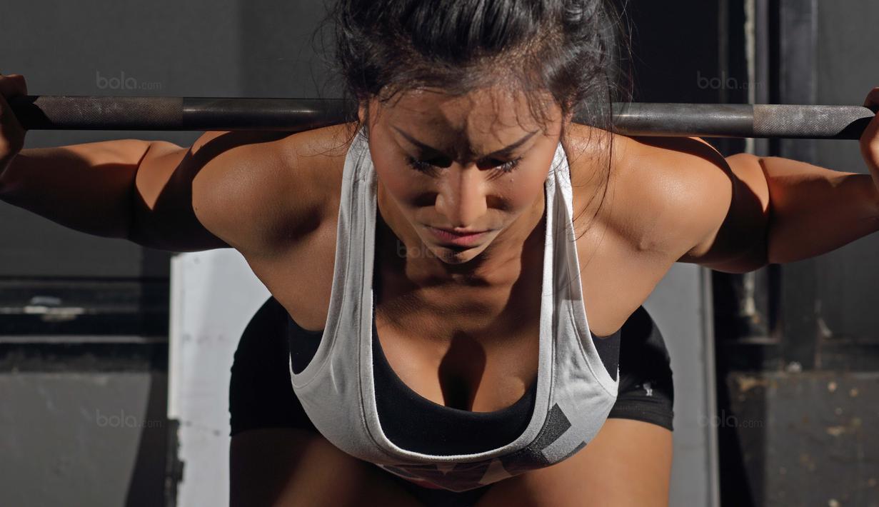 Gita Bachtiar atlet binaraga putri Indonesia menjalani latihan di Bengkel Cross-Fit, Jakarta pada Kamis (25/1/2018).  Gita Bachtiar berhasil menyabet 3 piala sekaligus di ajang IFBB Muscle Beach, Bali pada 15 Oktober 2017 (Bola.com/Peksi Cahyo)