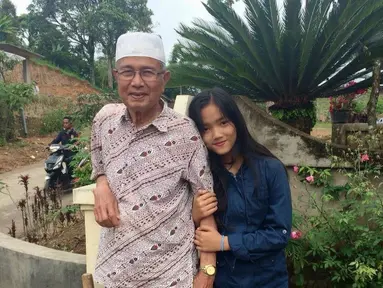 Foto-foto kenangan itu juga mengingatkan Fuji pada jarangnya ia bertemu dengan sang kakek. Dalam unggahannya pada 11 Februari 2022, Fuji menyebut bahwa ia dan Pak Gaek terakhir bertemu dua tahun lalu. Kala itu, ketika akhirnya bisa bertemu kembali, kondisi kakeknya sudah menurun hingga tak lagi bisa mengenalinya, namun pertemuan itu tetap berarti bagi Fuji. (Liputan6.com/IG/@fuji_an)