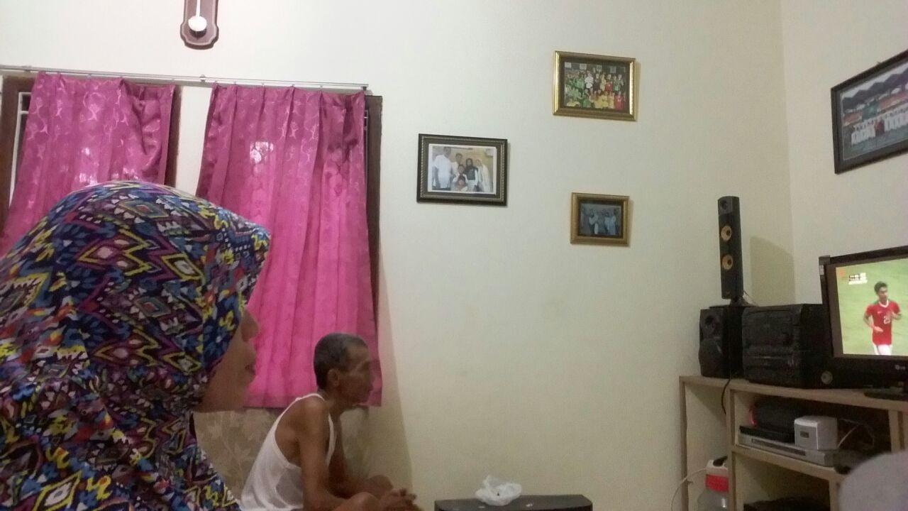 Keluarga Evan Dimas saat menonton pertandingan Timnas Indonesia U-22 melawan Thailand, Selasa (15/8/2017). (Bola.com/Fahrizal Arnas)