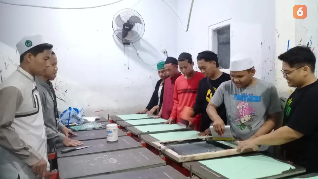 Para santri Pondok Pesantren Miftahul Ulum Bengka, Wongsorejo, menekuni digital printing sablon. (Hermawan Arifianto/Liputan6.com)