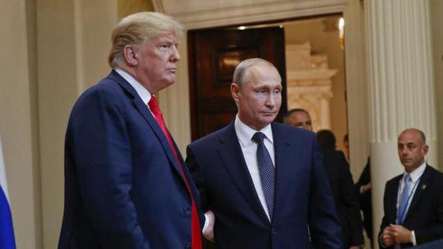 Presiden AS Donald Trump bersalaman dengan Presiden Rusia Vladimir Putin.