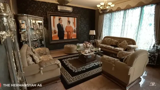Potret Ruang Tamu Rumah Inul Daratista