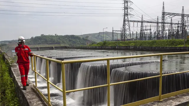 PT PLN (Persero) mengoperasikan dua Pembangkit Listrik Tenaga Air (PLTA) dan tiga Pembangkit Listrik Tenaga Mini Hidro (PLTM) dengan total kapasitas 36,6 megawatt (MW).