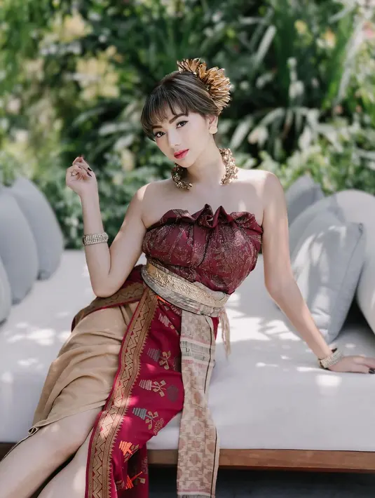 Masih ingat penampilan Glenca Chysara mengenakan baju adat Bali yang viral ini? Glenca tampil super menawan dibalut baju adat Bali berwarna merah dengan sentuhan kain keemasan yang mewah. Glenca juga mendandani dirinya dengan berbagai aksesori emas yang serasi. [Foto: Instagram/glencachysaraofficial]